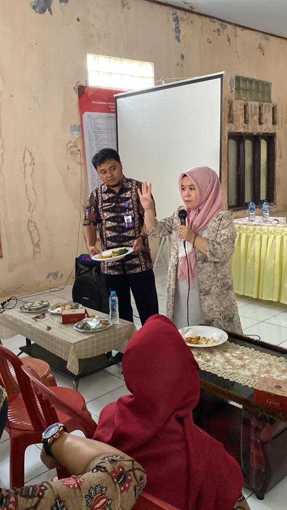 Ahli Gizi sedang menjelaskan porsi makanan bagi Balita, Ibu Hamil, Ibu Menyusui, dan Catin