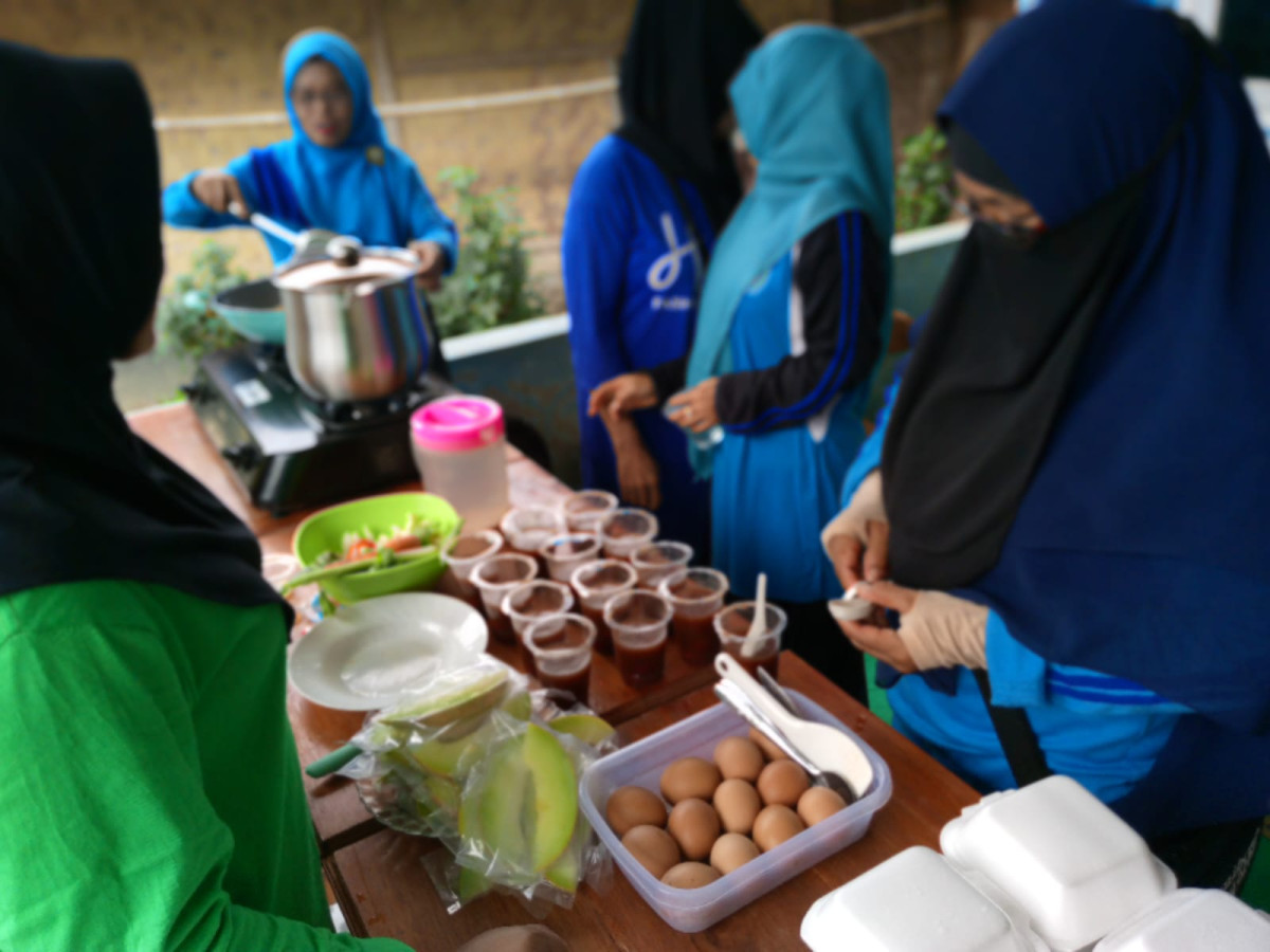Tim Dashat Desa Leuwidamar melakukan olah makanan yang Bergizi dengan bahan makanan lokal