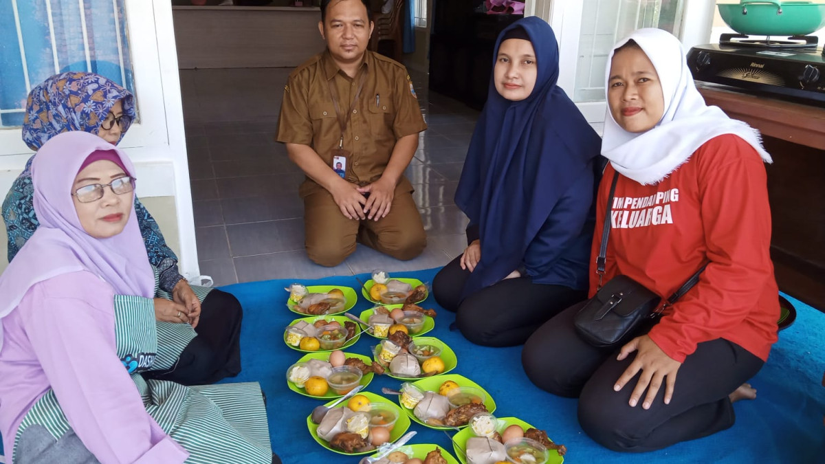 Tim Dashat Desa Leuwidamar melakukan hasil dari olah makanan yang Bergizi dengan bahan makanan lokal