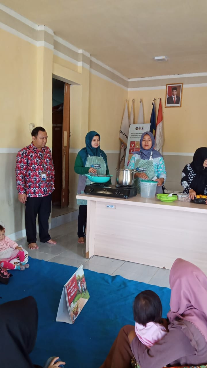 Tim Dashat Desa Leuwidamar Melakukan Demo Masak untuk peserta KRS (Keluarga Beresiko Stunting) dengan masak Masakan yang penuh Gizi seimbang dengan konsep produk lokal