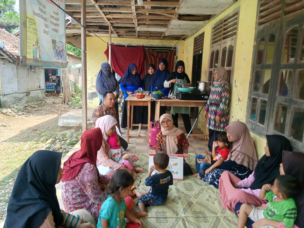 Tim Dashat Desa Leuwidamar Memberikan Pemahaman mengenai Pola Makan masakan bergizi dan seimbang kepada KRS (Keluarga Beresiko Stunting)