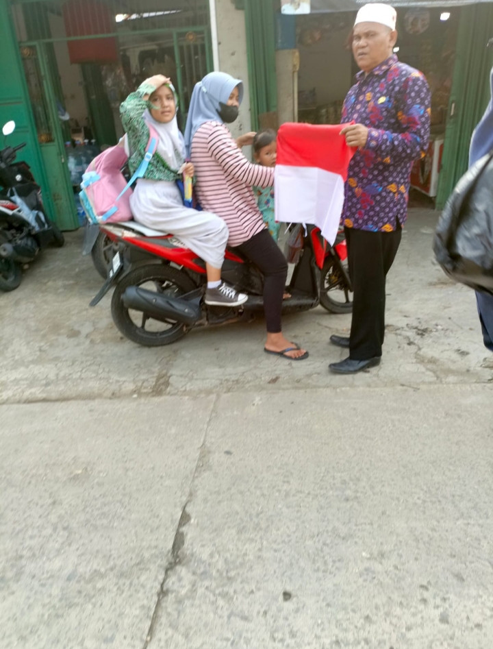 Pak kades bagi bagi bendera