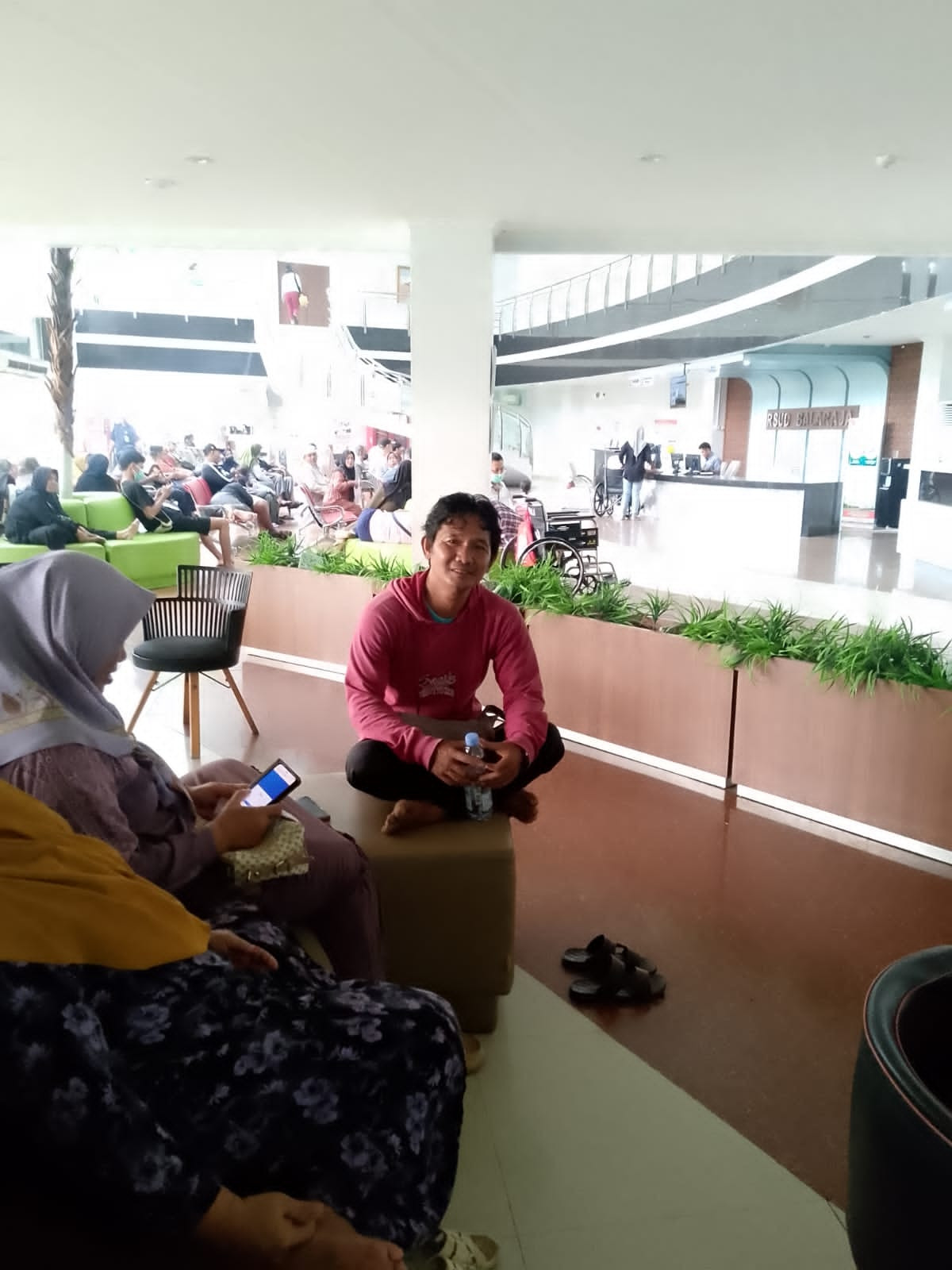 Mengantar warga ke RS