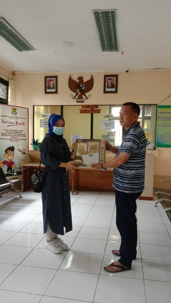 Pemberian timbangan berat badan (CSR)untuk kampung keluarga berkualitas kutajaya dari RS.Primaya