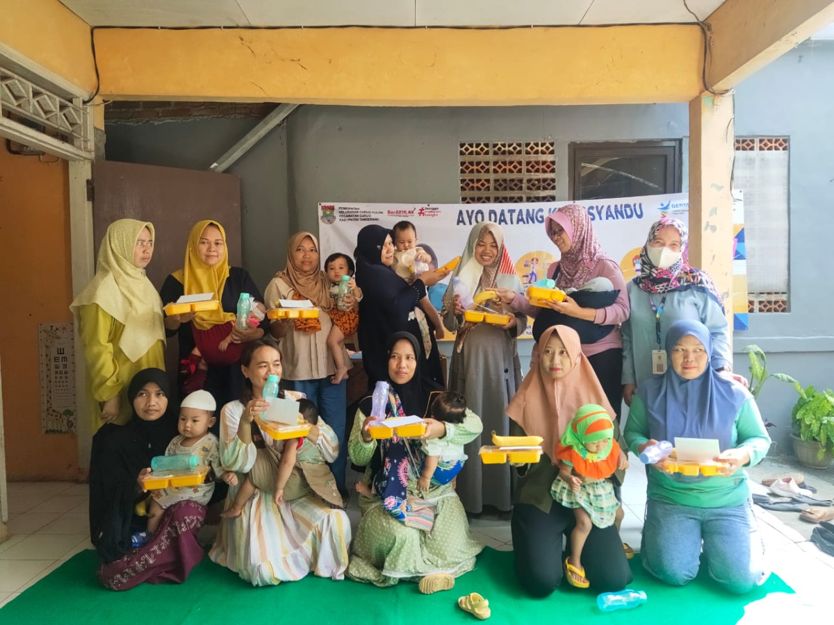 Foto Bersama 10 orang KRS dan Ibu Sulasmi Dari PKM Curug Sebagai Narasumber