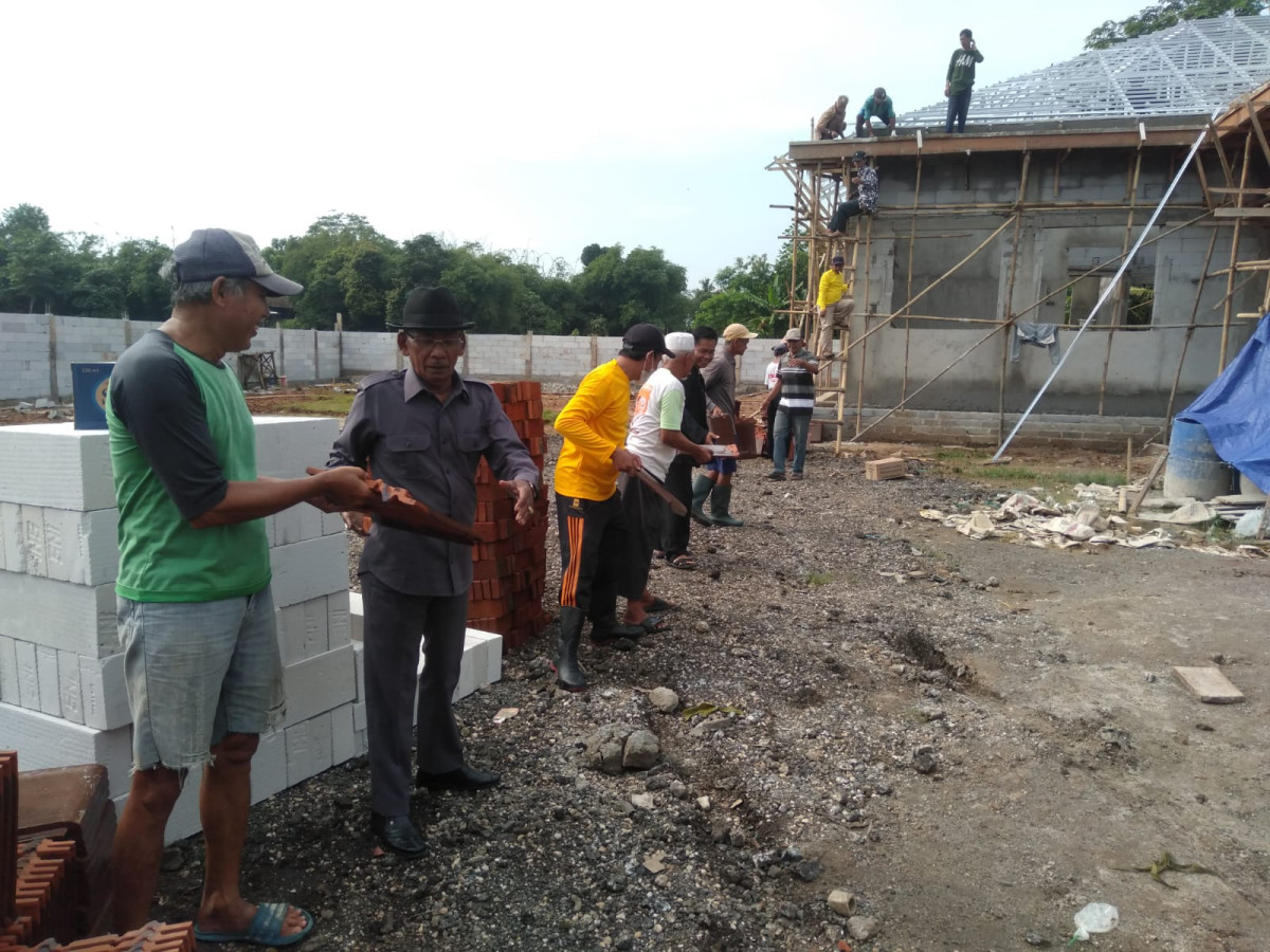 Kerja Bakti di Lingkungan Kantor Desa Budi Mulya