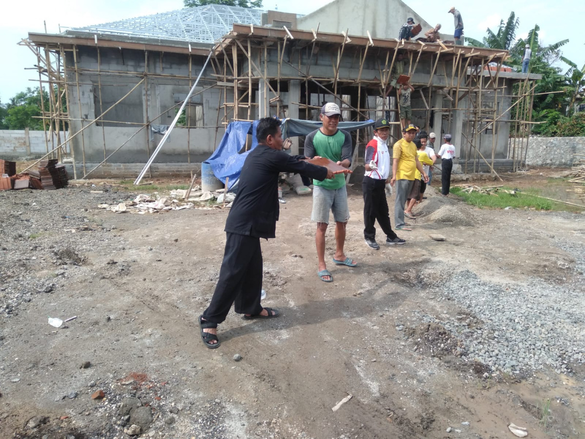 Kerja Bakti di Lingkungan Kantor Desa Budi Mulya