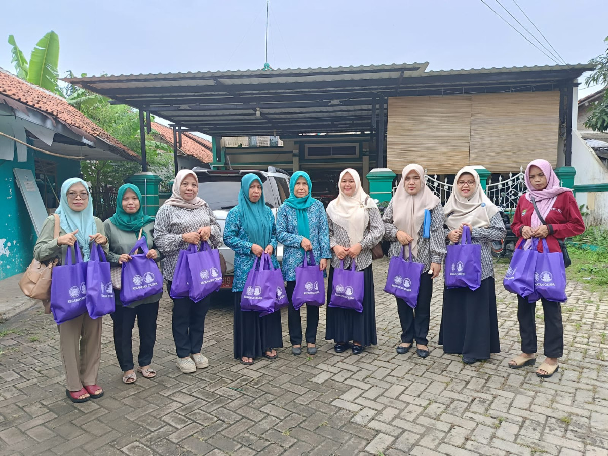 Mengunjungi Bumil dan Balita di Desa Budi Mulya Bersama Ibu Camat Kecamatan Cikupa