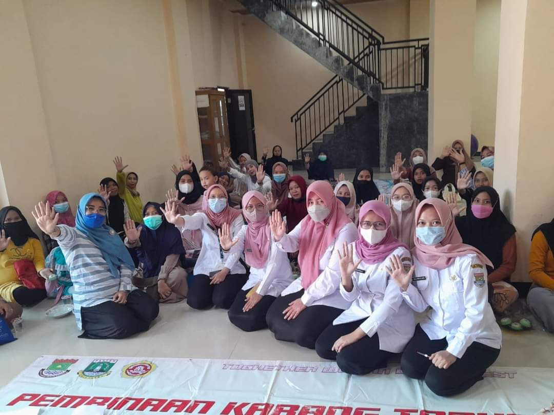 Poto Bersama Bumil dan Team Nakes Puskesmas Caringin