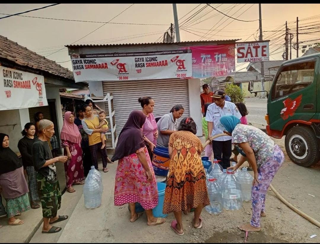penyaluran dibantu oleh bapa kadus 03