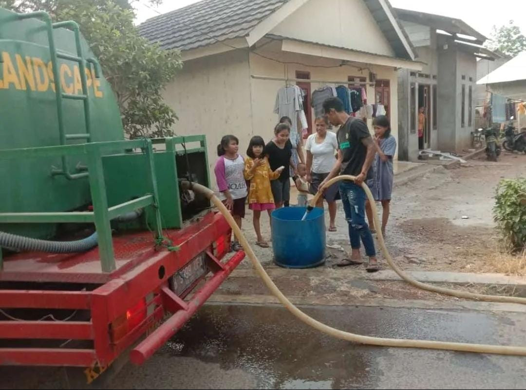 Bantuan air bersih untuk masyarakat yang kekeringan