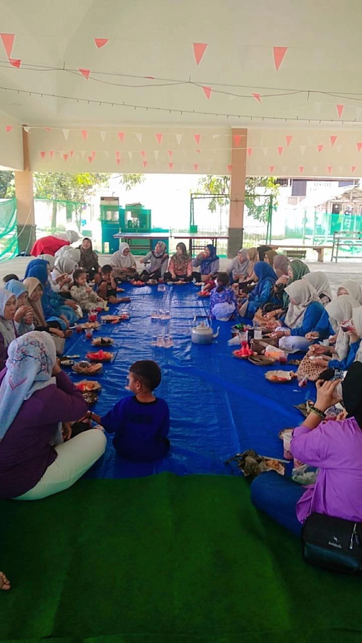 Arisan bulanan kader Posyandu Desa Pagedangan