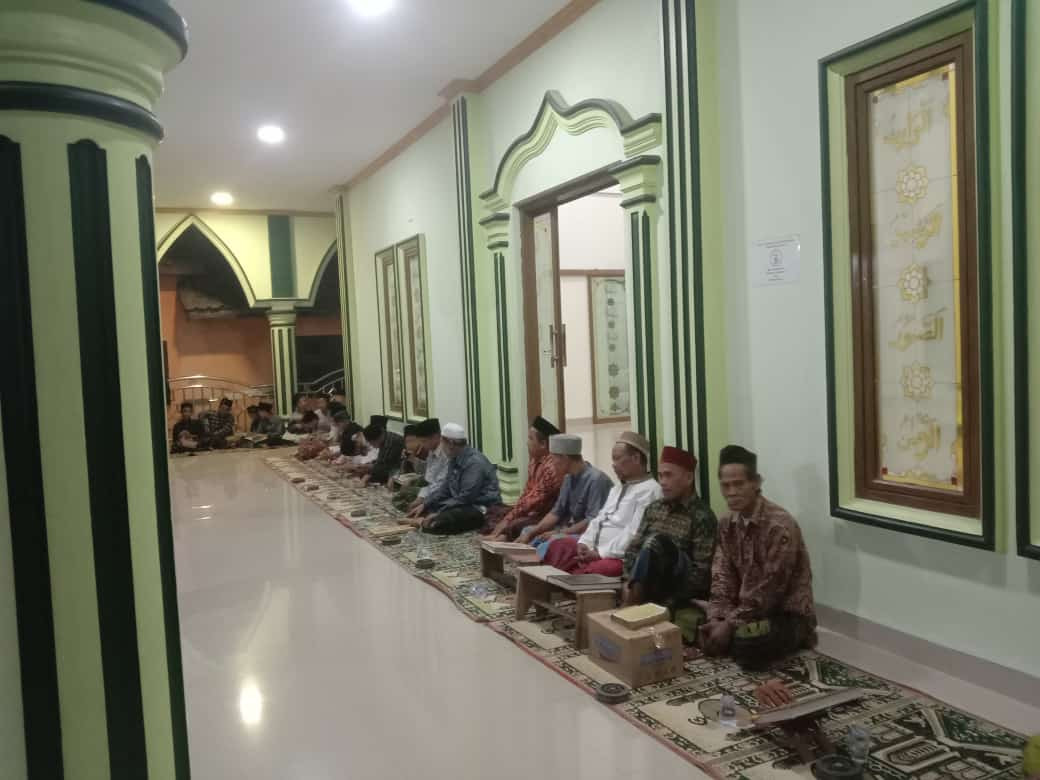Pengajian rutin malam Jumat di masjid Nurul falah membahas kitab fikih dan tajwid serta hadish