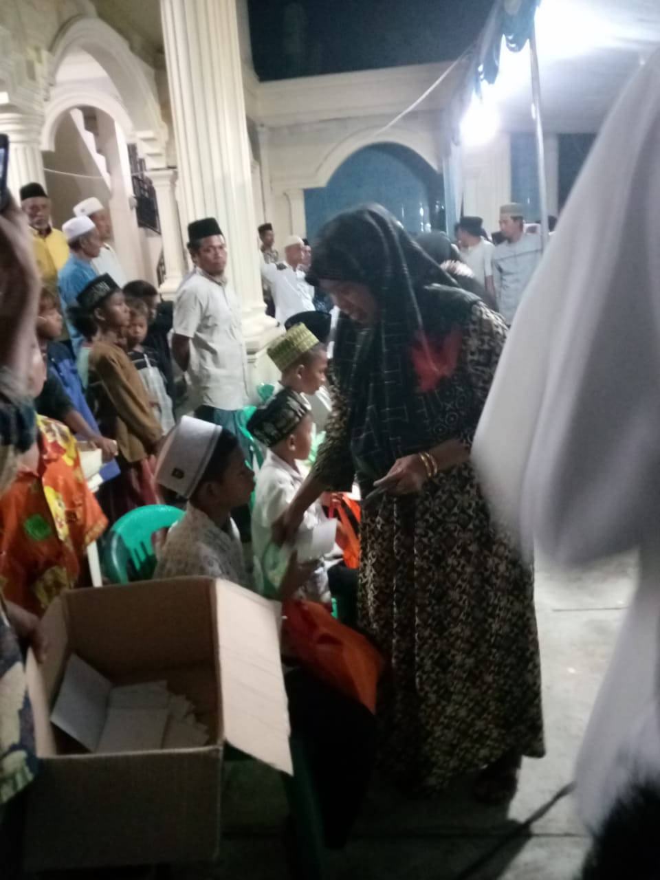 santunan anak yatim di masjid lontar pengajian mingguan