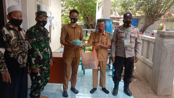 Pembagian masker untuk warga