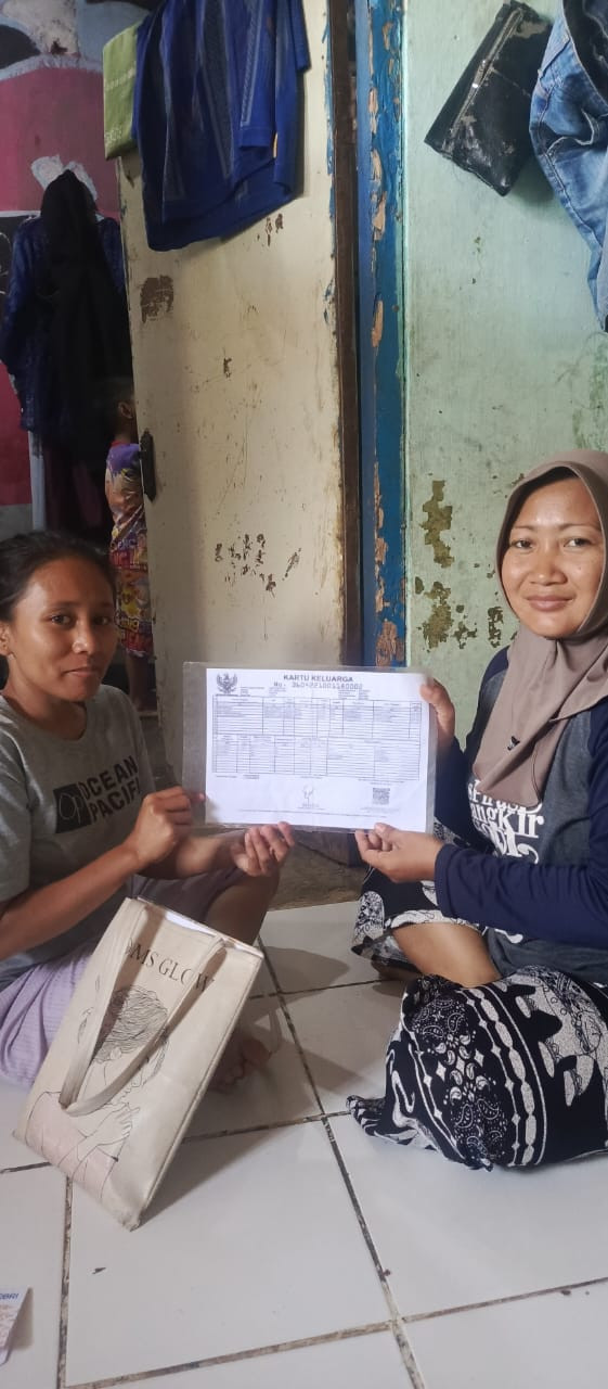 Penyerahan Kartu keluarga Oleh Seksi 1