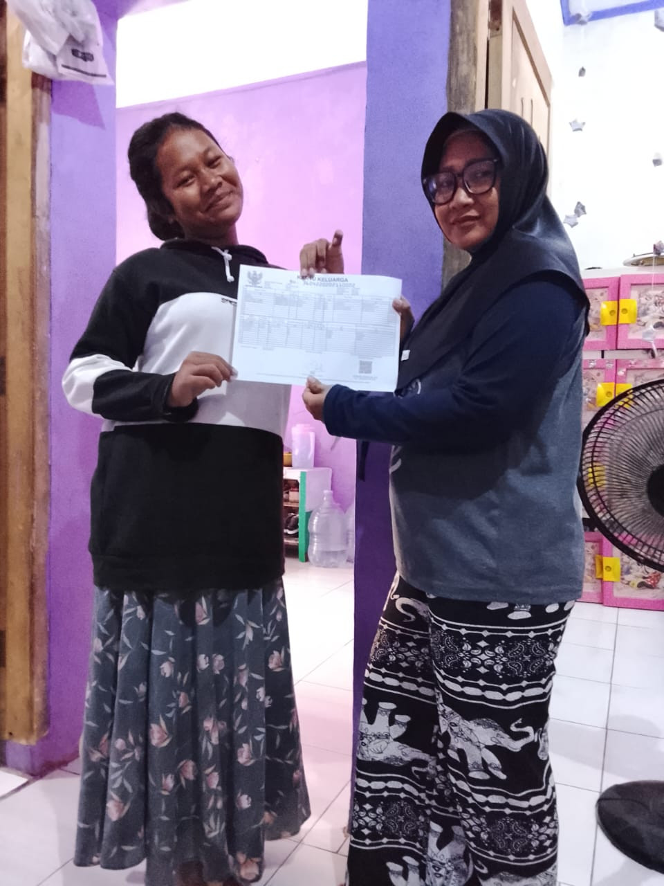 Penyerahan kartu keluarga