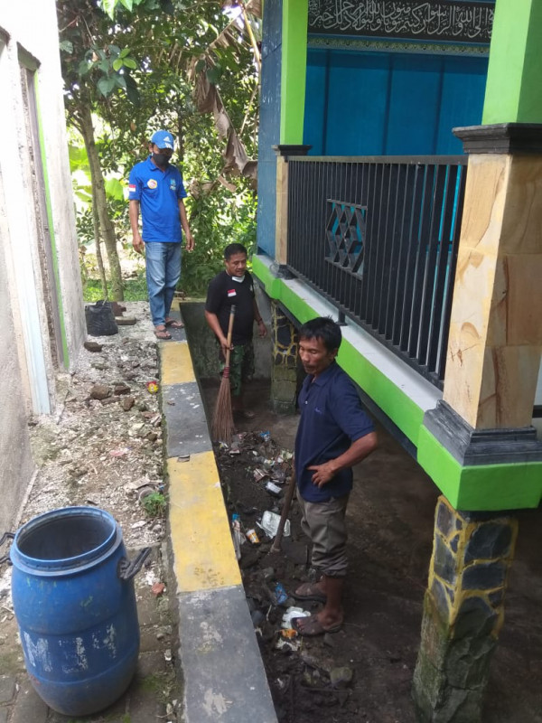 Kerja Bakti Kantor Desa