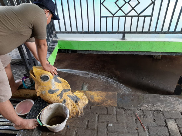 menguras kolam kantor desa sindangsari