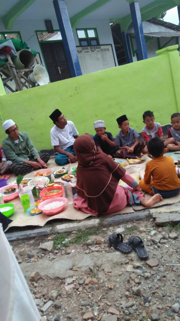 riungan bersama warga desa sindangsari