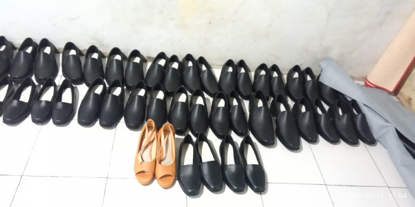 Sepatu Dan Sandal Yang Sudah Jadi Tinggal Proses Pemasaran