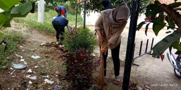 Menyapu halaman Rumah Data Kampung KB