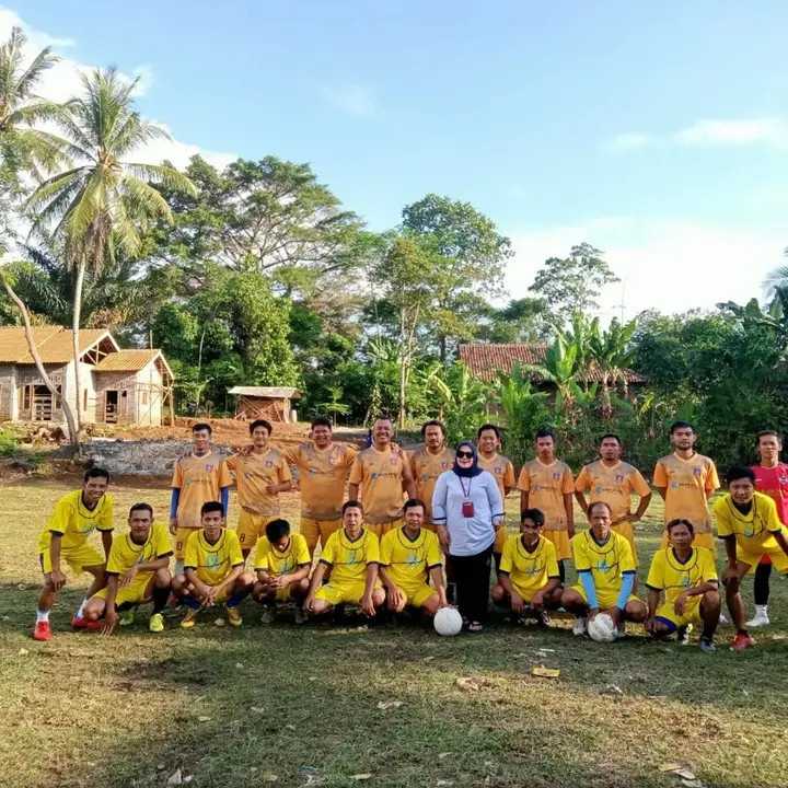 Sparing Sepak Bola Pemuda dan Lansia Desa Bantarwangi