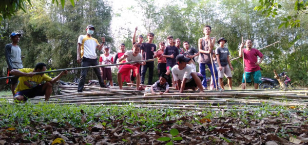 berfoto bersama sesudang mengambil bambu untuk di buat pagar