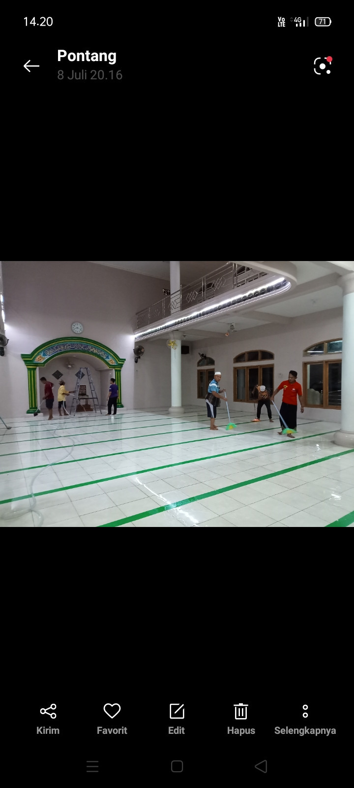 Gotong royong kebersihan masjid