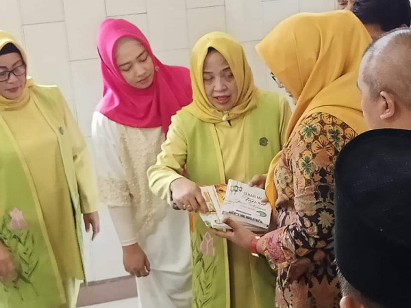 Sosialisasi Taman Baca Sekaligus Penyerahan Bantuan Buku Bacaan Ibu