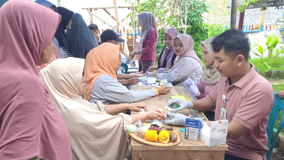 Pemeriksaan Gula Darah, Kolesterol, Asam Urat, Tensi Darah Gratis dari Mahasiswa Poltekkes Banten di RW 002