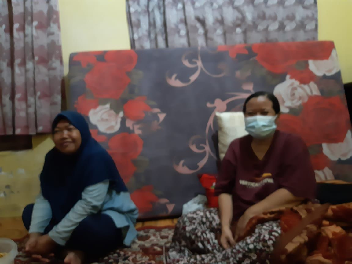 Paguyuban ibu-ibu RT001/006 menjenguk warga (ibu) yang sedang sakit