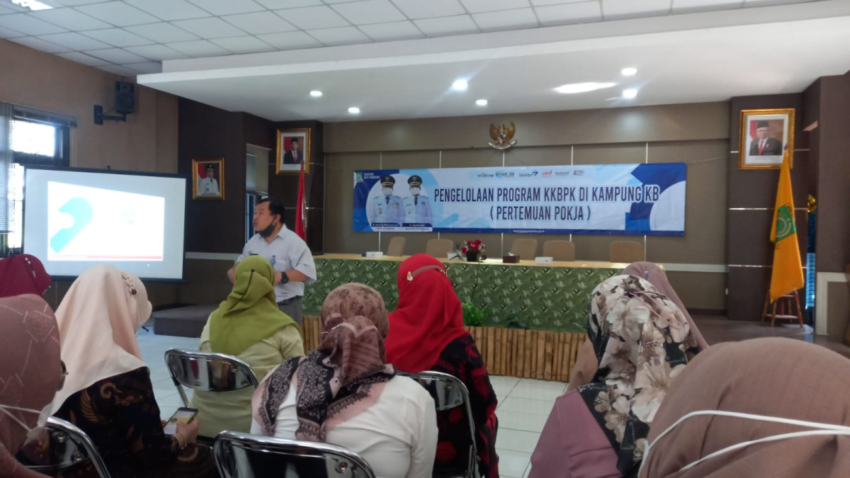 Menghadiri Rapat Pengelolaan Program di Kampung KB ( PERTEMUAN POKJA ) di aula Kec.Tangerang.