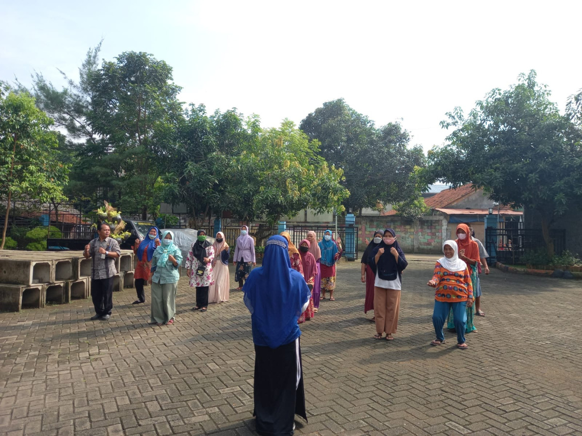 Mengikuti senam lansia yang di adakan di halaman kelurahan kedaung baru kecamatan neglasari tangerang.