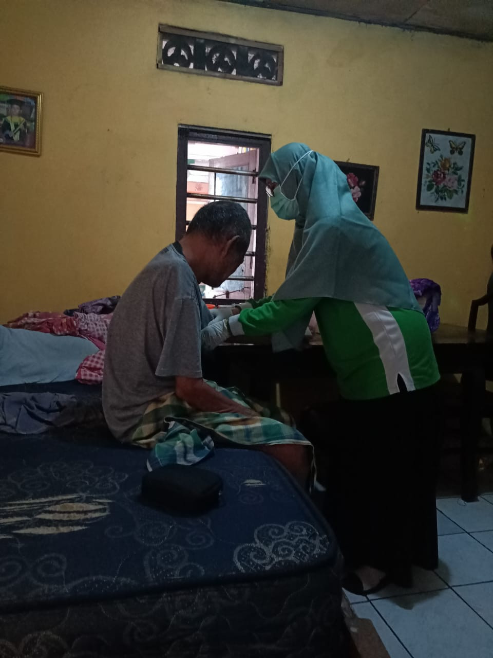 Tenaga Medis PKM KunBar Mengunjungi rumah warga Kp KB H Sarim Nerogtog lansia untuk melakukan cek kesehata