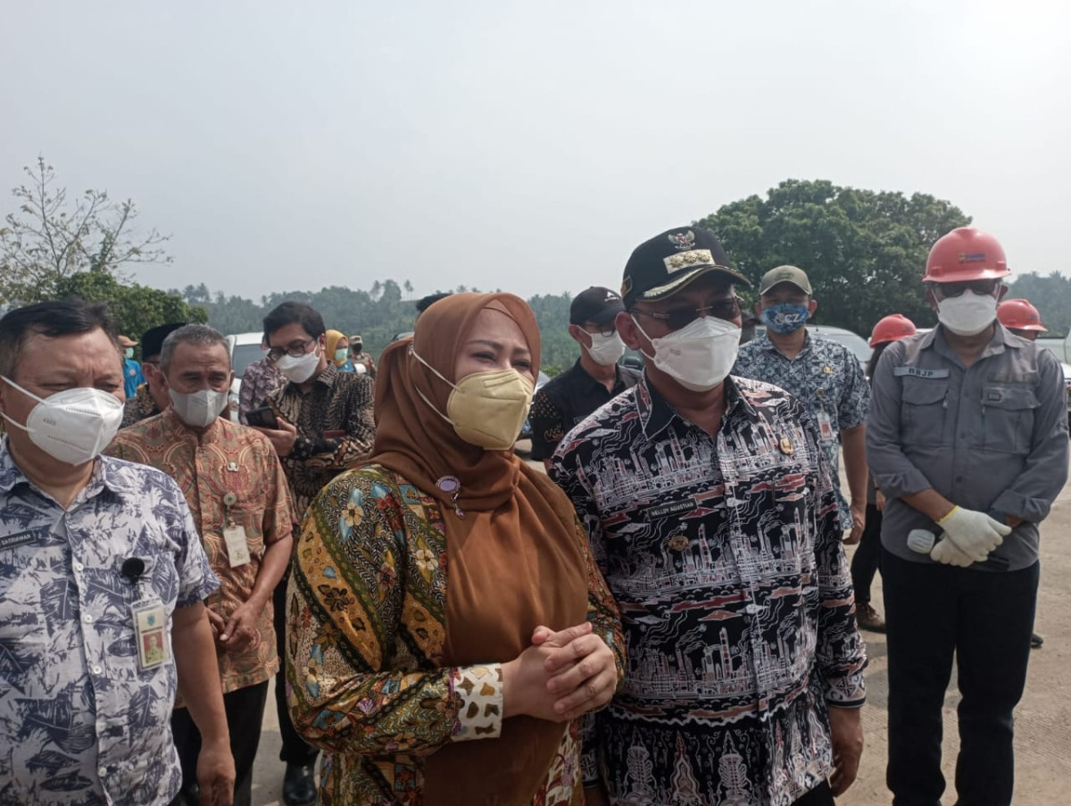 Kegiatan kunjungan Walikota Cilegon dan Bupati Pandeglang bersama lurah Bagendung dan karang taruna ke TPSA Bagendung