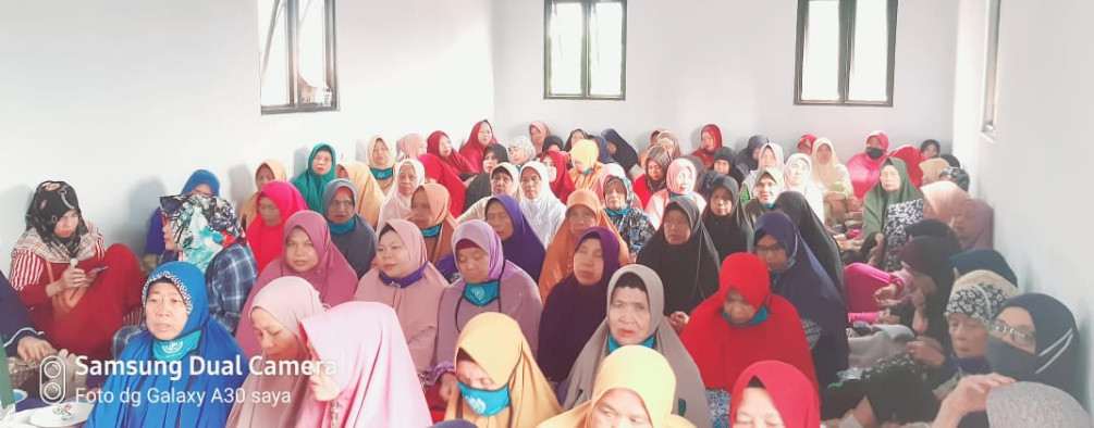 Ibu-ibu dengan khidmatnya mendengarkan ceramah dari Ust. Nurjaman