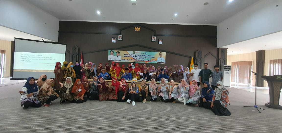 Foto Bersama Seluruh peserta  kegiatan Pertemuan Kelompok Kerja Kampung Keluarga Berkualitas