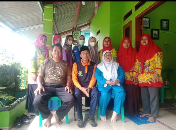 Foto Bersama Lurah Deringo, Ketua RT, Bidan Desa dan Para Kader Posyandu