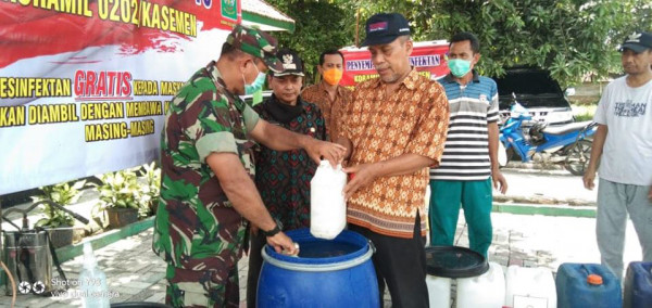 Danramil Kecamatan Kasemen dan Camat Kasemen membagikan cairan desinfektan secara gratis