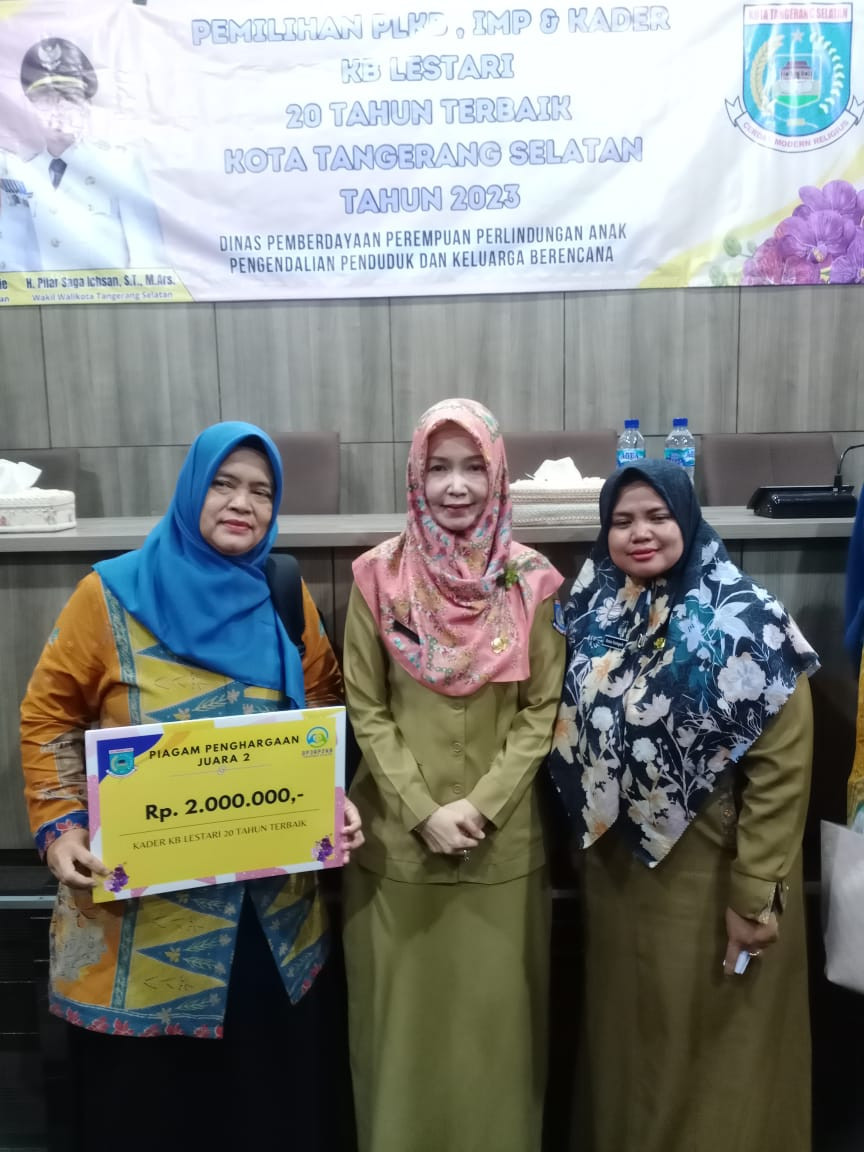 Ibu Neni Prihatini sebagai Kader KB Lestari 20 Tahun Terbaik Kota Tangerang Selatan Tahun 2023