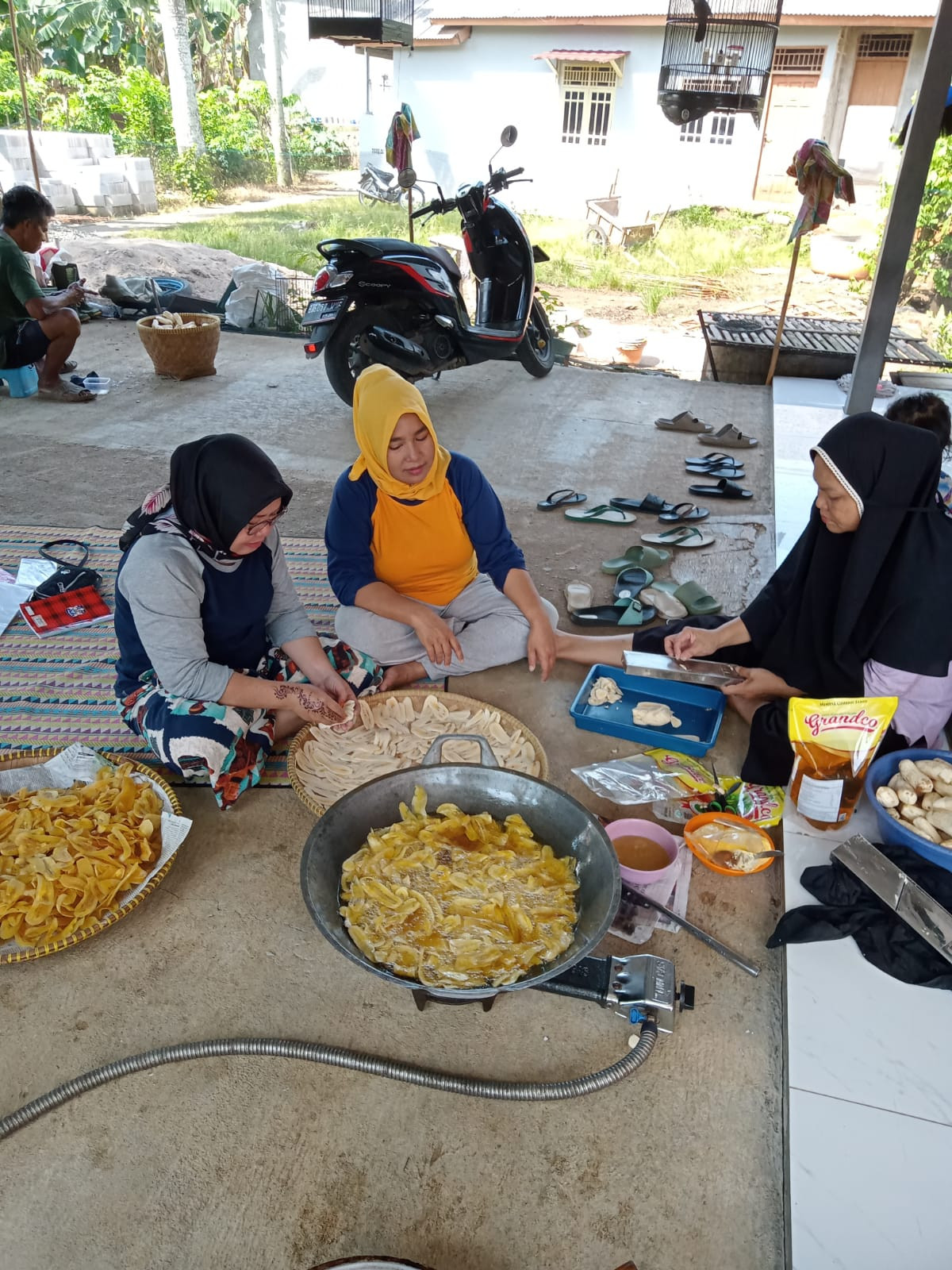 Pembuatan  kripik pisang oleh UPPKS Mandiri Kampung KB PKT