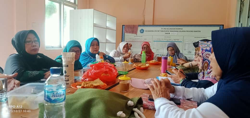 RAPAT PERSIAPAN KEGIATAN HUT KELURAHAN REMPOA 80 TAHUN