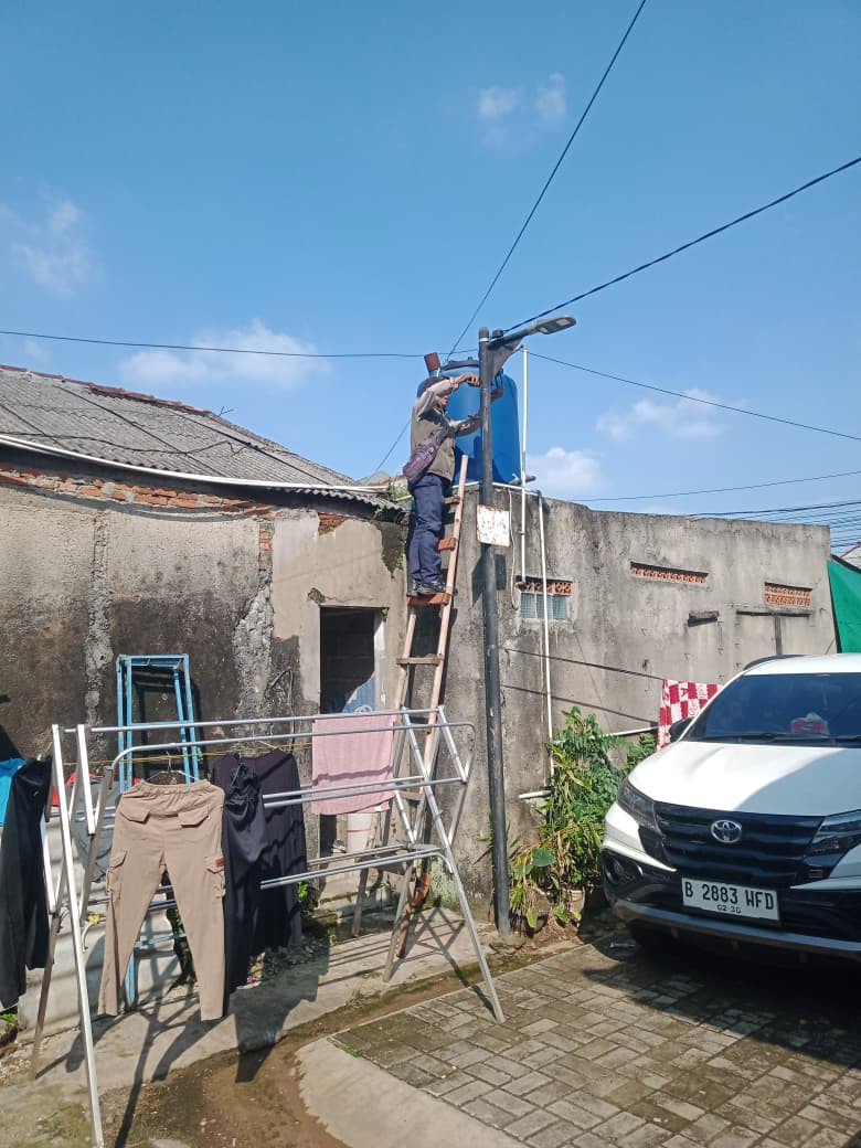 Perbaikan lampu jalan dilingkungan RT 003/08, Parakan pondok benda