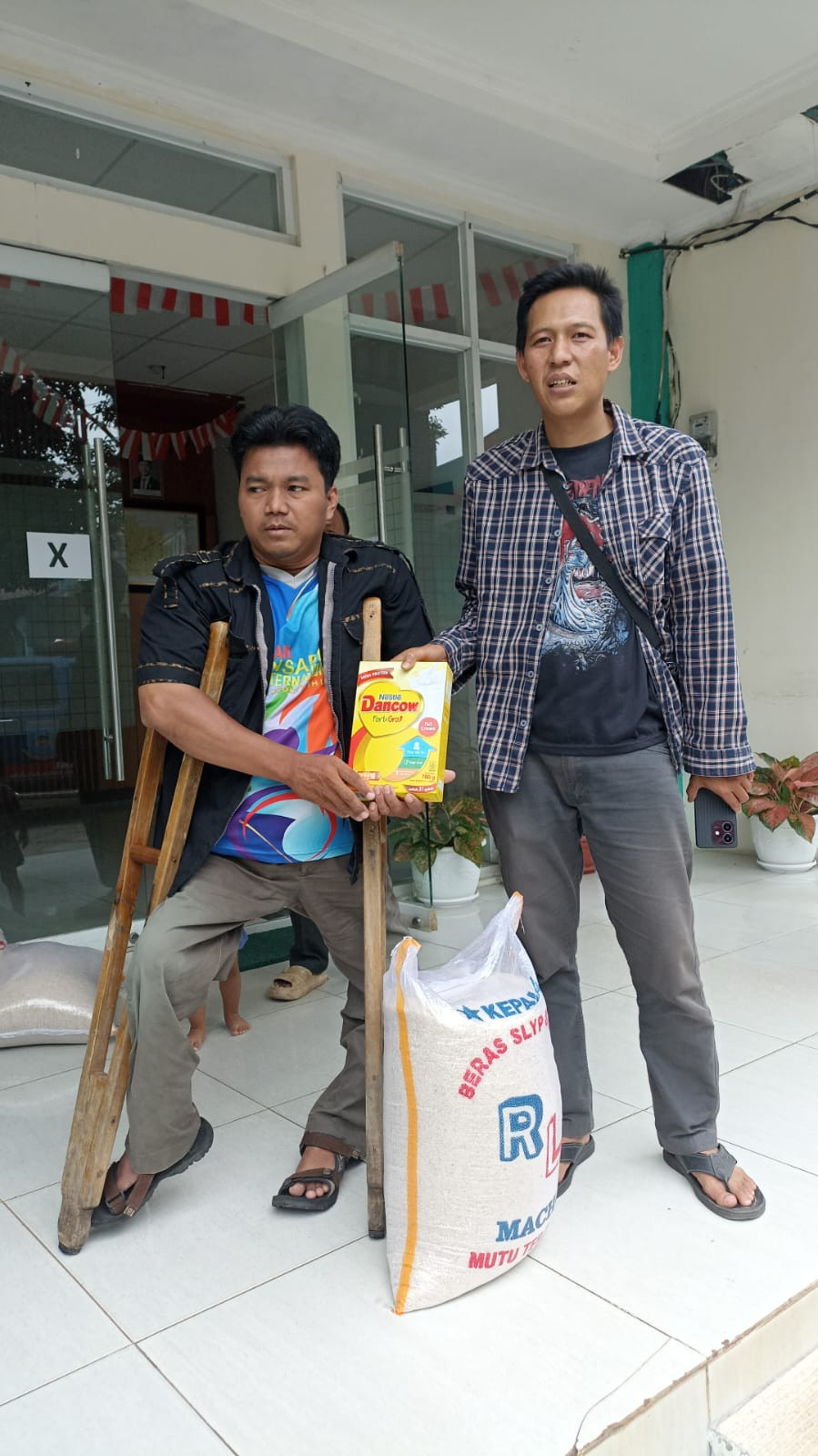 PEMBERIAN BANTUAN KEPADA PENYANDANG DISABILITAS