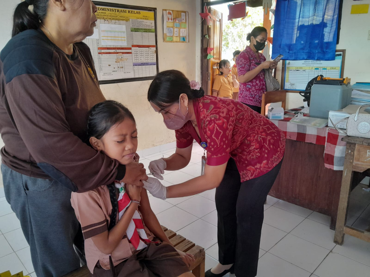 Pelaksanaan Bulan Imunisasi Anak Sekolah (BIAS) Vaksin MR (vaksin campak dan rubella) di SDN 2 Pohsanten