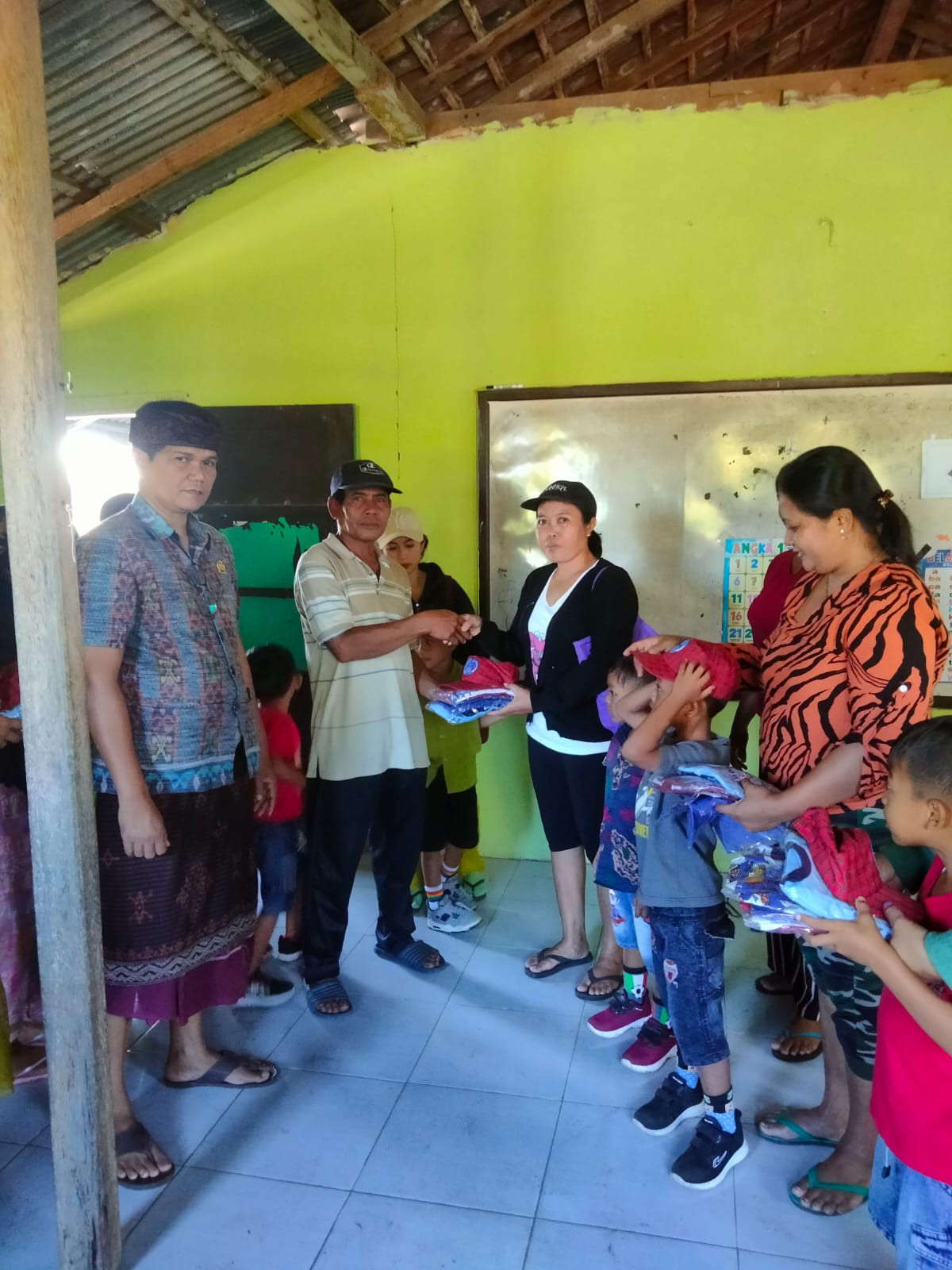 Pemberian bantuan pakaian untuk TK tunas harapan oleh pmerintah desa yeh sumbul