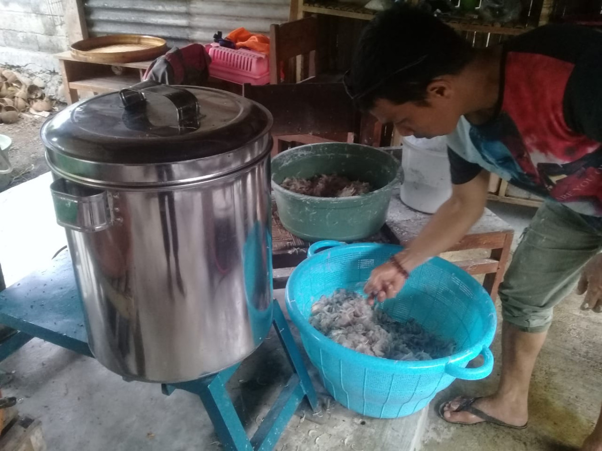 pendampingan warga dalam memproduksi bawang goreng