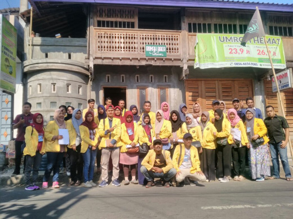 foto bersama Mahasiswa Universitas Negeri Semarang di Rumah Baca Loloan