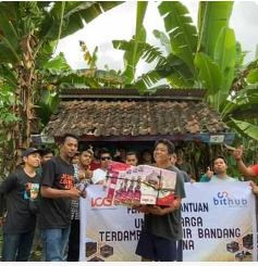 Remaja Loloan Timur Menyalurkan Bantuan Kompor Gas dari ICCN ( Indonesia Creative City Network ) & Bali Initiative Hub ( Bithub ) untuk Warga terdampak Banjir Bandang di Kabupaten Jembrana